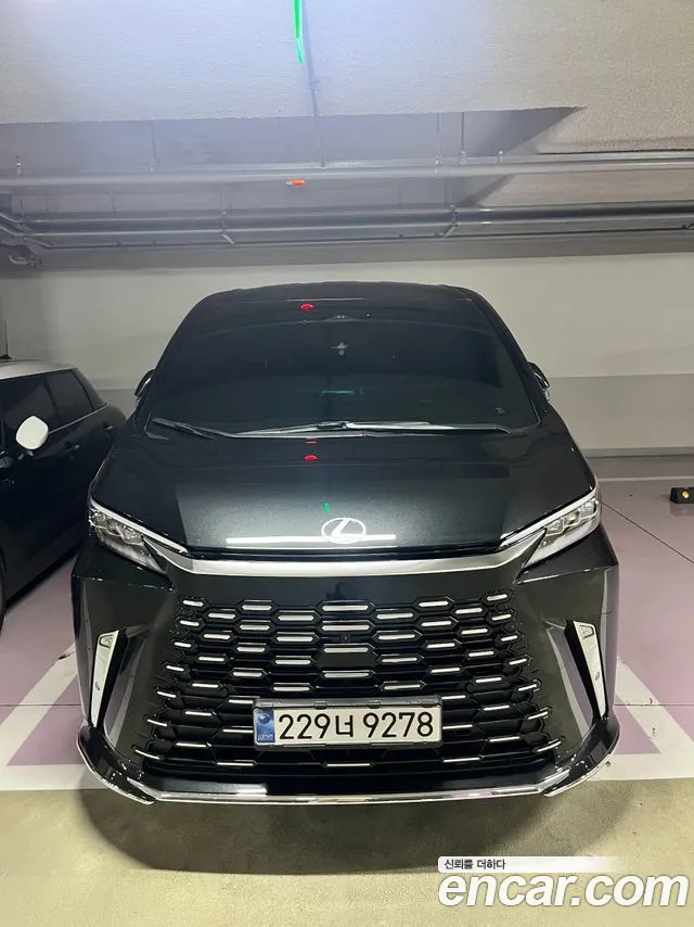 Фотография автомобиля — Lexus LM