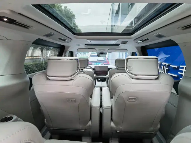 Volvo EM90 — Фото автомобиля 8