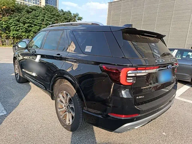 Ford Explorer — Фото автомобиля 4