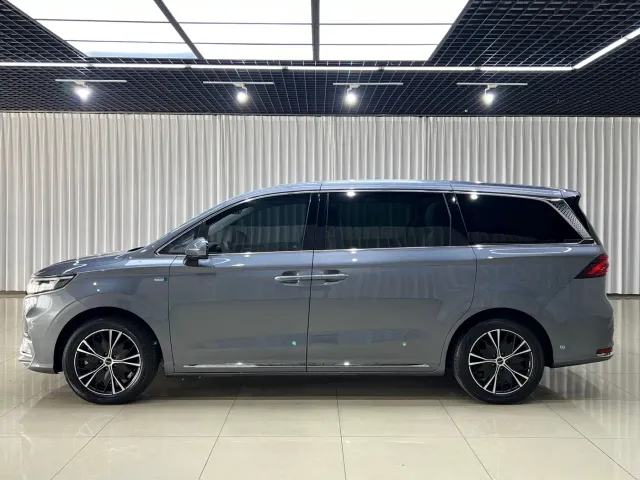 Roewe iMAX8 — Фото автомобиля 3