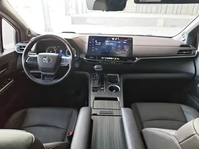 Toyota Sienna — Фото автомобиля 9