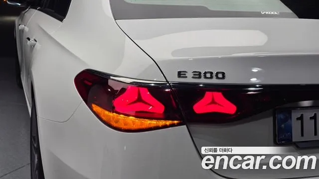 Mercedes-Benz E-Class — Фото автомобиля 23