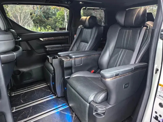 Toyota Alphard — Фото автомобиля 10