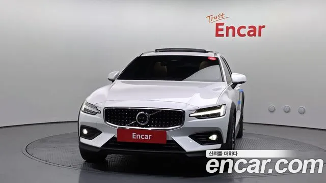Вольво V60 V60 Cross Country 2 поколение B5 Ultimate AWD — Фото автомобиля 3