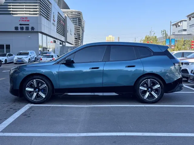 BMW iX — Фото автомобиля 3