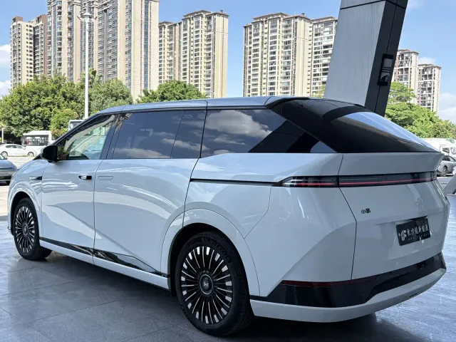 Xpeng X9 — Фото автомобиля 7