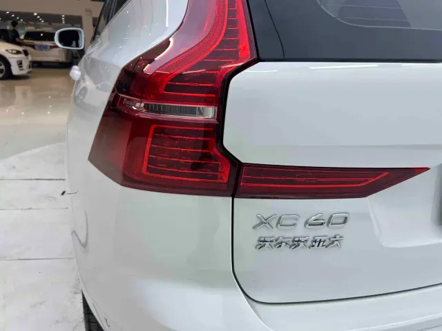 Volvo XC60 — Фото автомобиля 8