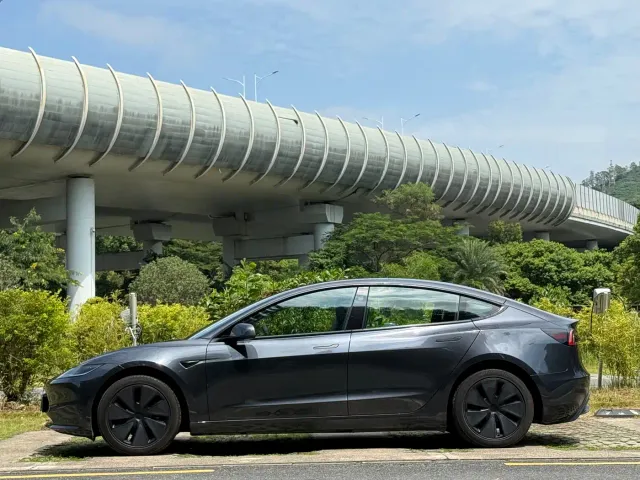 Tesla Model 3 — Фото автомобиля 3