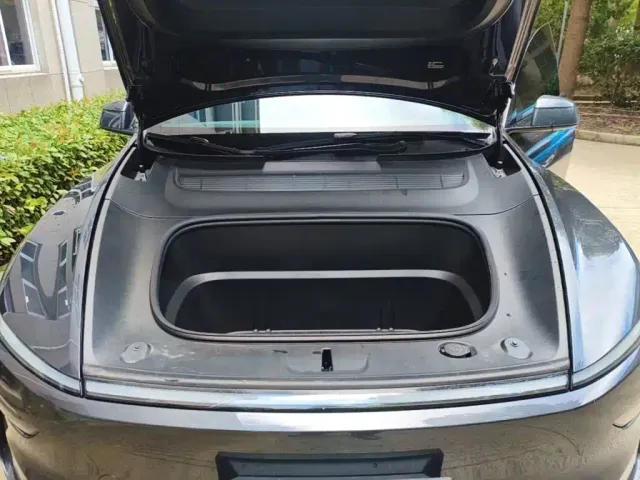Tesla Model Y L — Фото автомобиля 19