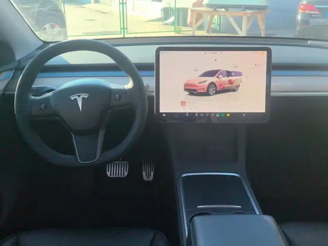 Tesla Model Y — Фото автомобиля 12
