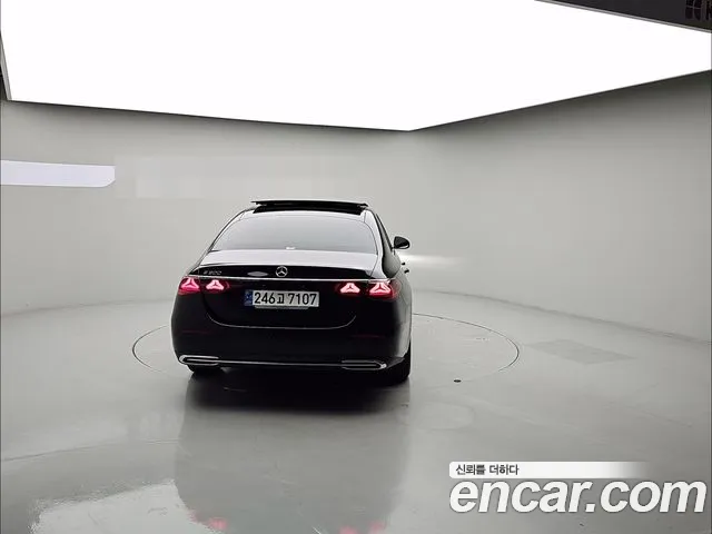 Mercedes-Benz E-Class — Фото автомобиля 2
