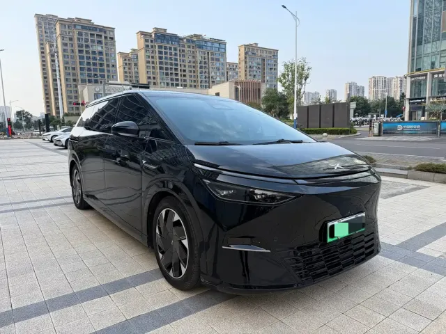 Xpeng X9 — Фото автомобиля 3