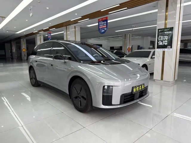Li Auto i8 — Фото автомобиля 3