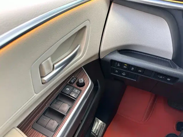 Toyota Sienna — Фото автомобиля 24