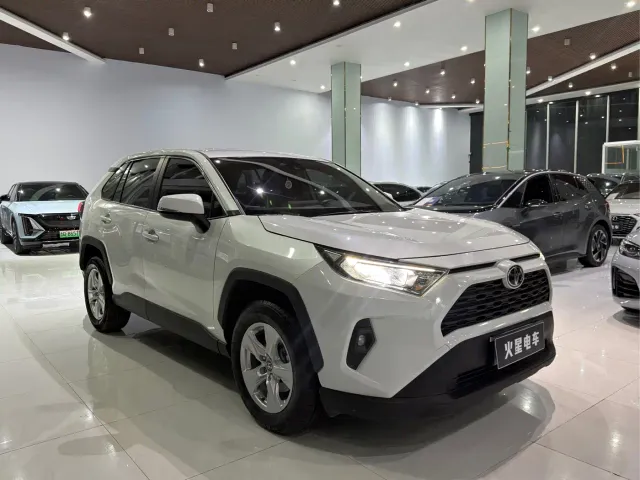 Toyota RAV4 — Фото автомобиля 3
