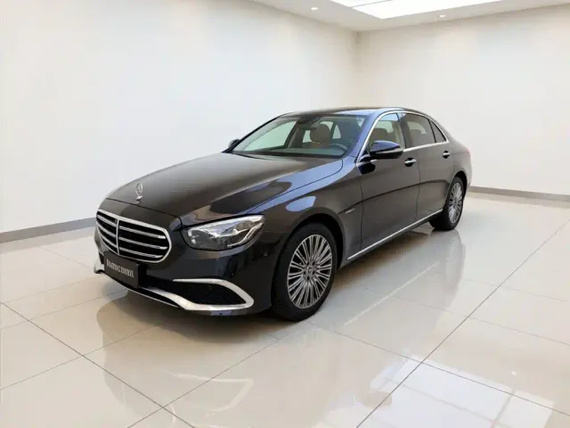 Фотография автомобиля — Mercedes-Benz E-Class