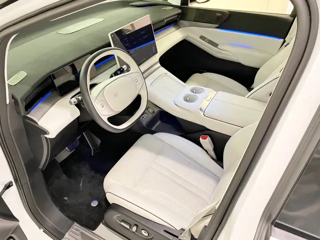 Xpeng X9 — Фото автомобиля 10