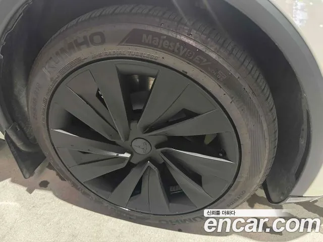 Tesla Model Y — Фото автомобиля 6