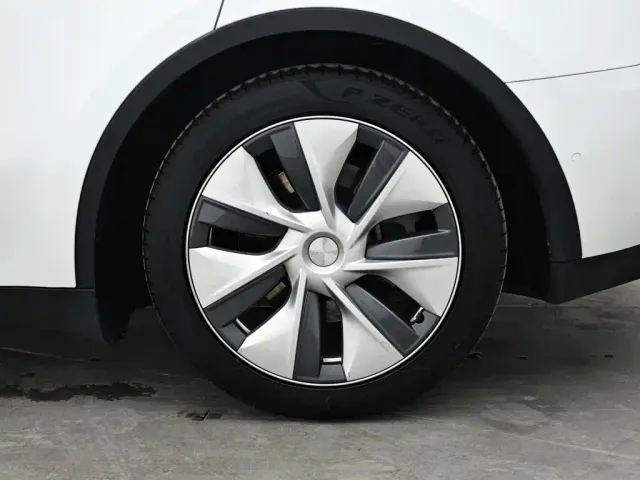Tesla Model Y — Фото автомобиля 9