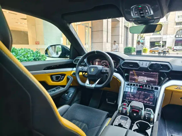 Lamborghini Urus — Фото автомобиля 15