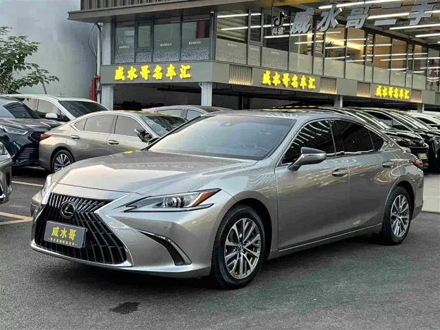 Фотография автомобиля — Lexus ES