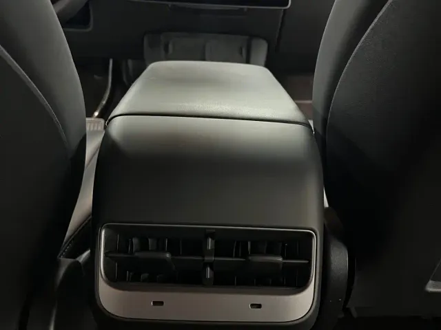 Tesla Model Y — Фото автомобиля 13