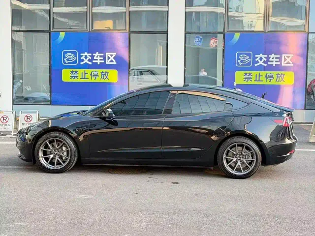 Tesla Model 3 — Фото автомобиля 9