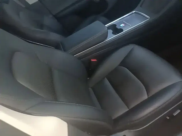 Tesla Model Y — Фото автомобиля 24