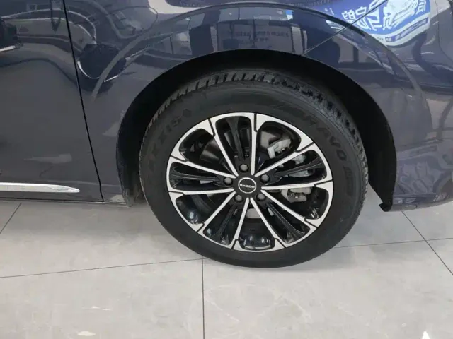 Roewe iMAX8 — Фото автомобиля 6