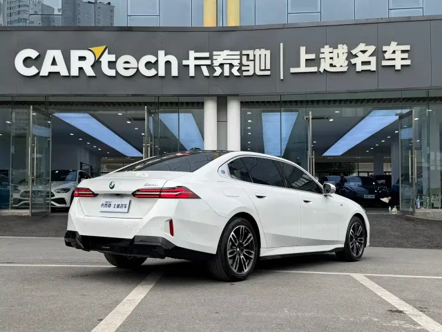 BMW 5 Series — Фото автомобиля 3