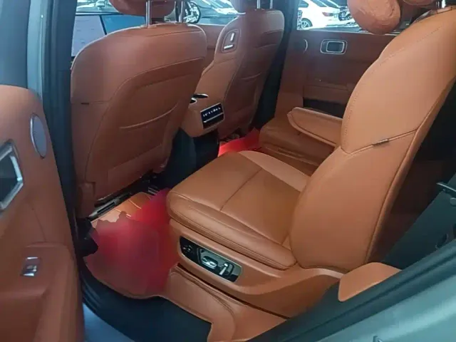 Li Auto L8 — Фото автомобиля 16