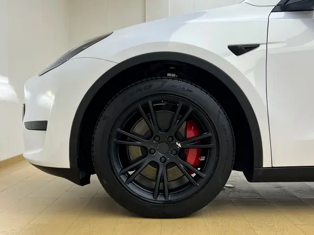 Tesla Model Y — Фото автомобиля 4