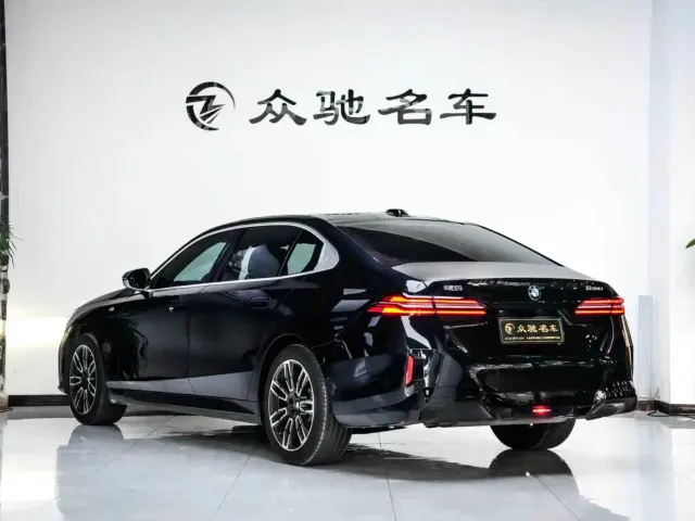 BMW 5 Series — Фото автомобиля 11