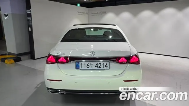 Mercedes-Benz E-Class — Фото автомобиля 4
