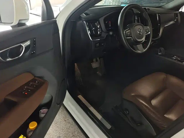 Volvo XC60 — Фото автомобиля 12