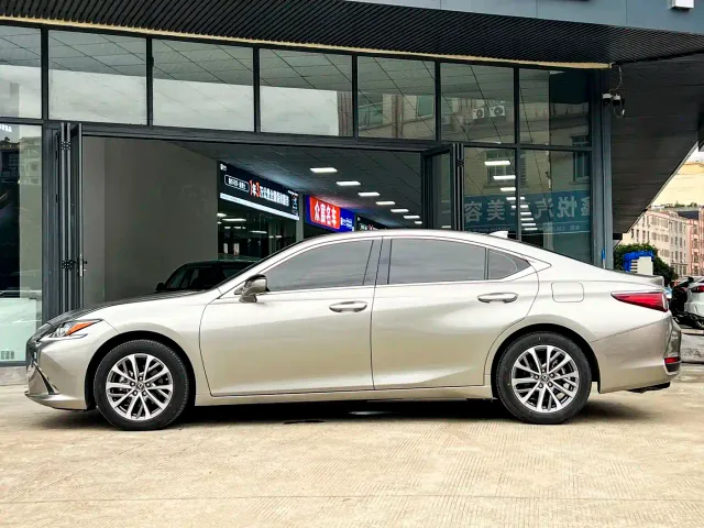 Lexus ES — Фото автомобиля 3
