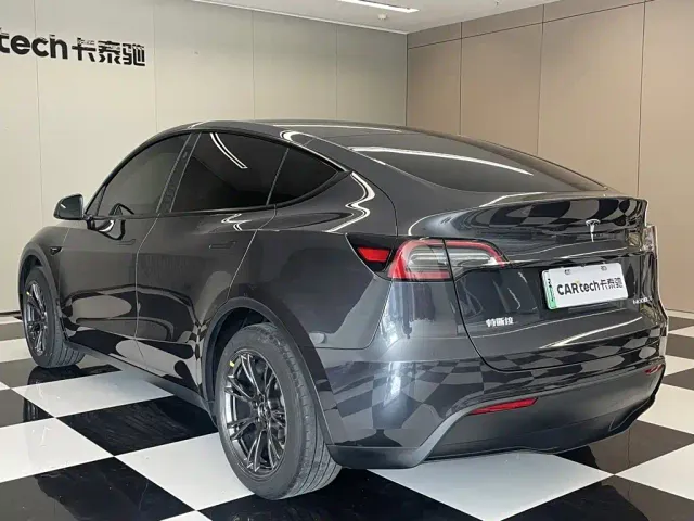 Tesla Model Y — Фото автомобиля 6