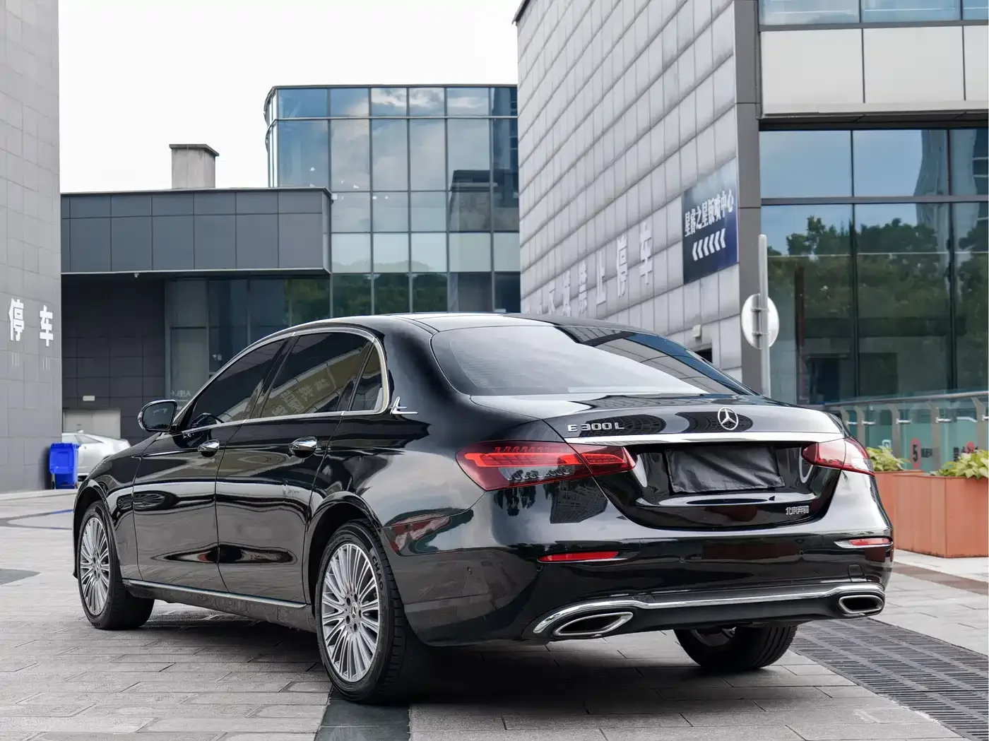 Mercedes-Benz Mercedes-Benz E-Class 2022 Second Facelift E 300 L Fashion — Фото автомобиля 4