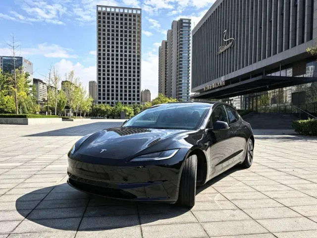 Фотография автомобиля — Tesla Model 3
