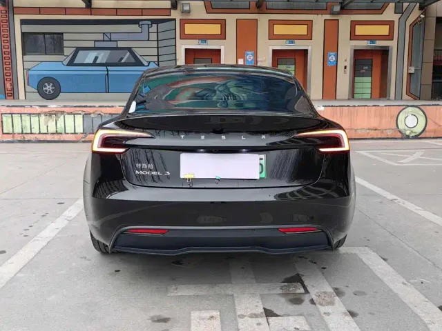 Tesla Model 3 — Фото автомобиля 15