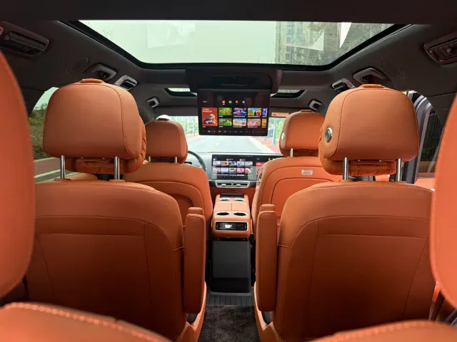 Li Auto L8 — Фото автомобиля 11