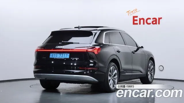 Audi e-tron — Фото автомобиля 2