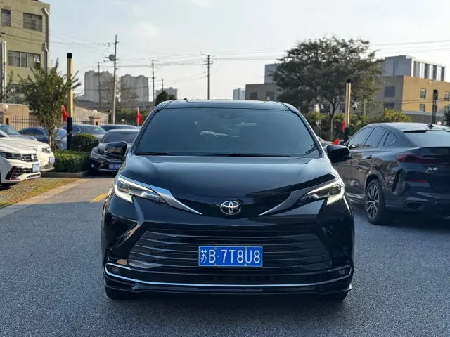 Toyota Sienna — Фото автомобиля 2