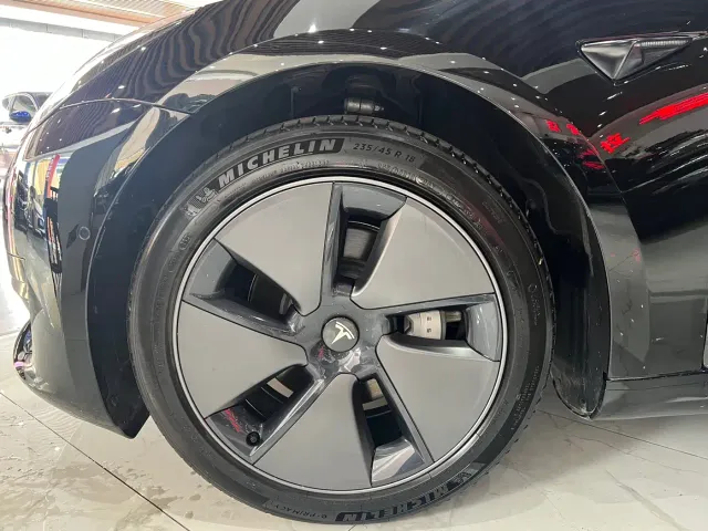 Tesla Model 3 — Фото автомобиля 11