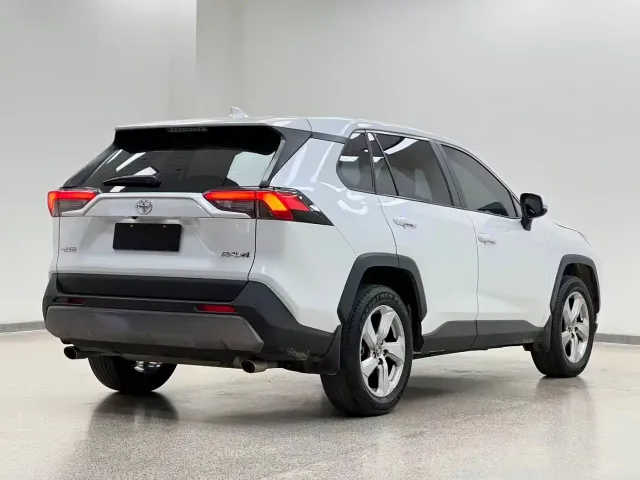 Toyota RAV4 — Фото автомобиля 4