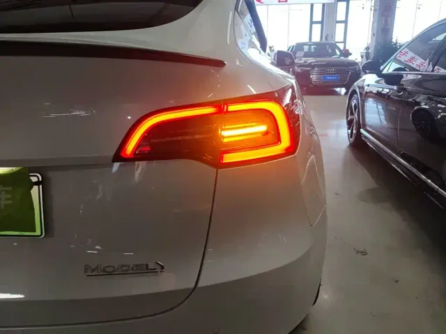 Tesla Model Y — Фото автомобиля 7