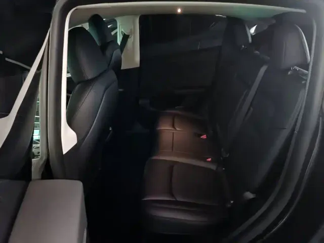Tesla Model Y — Фото автомобиля 16