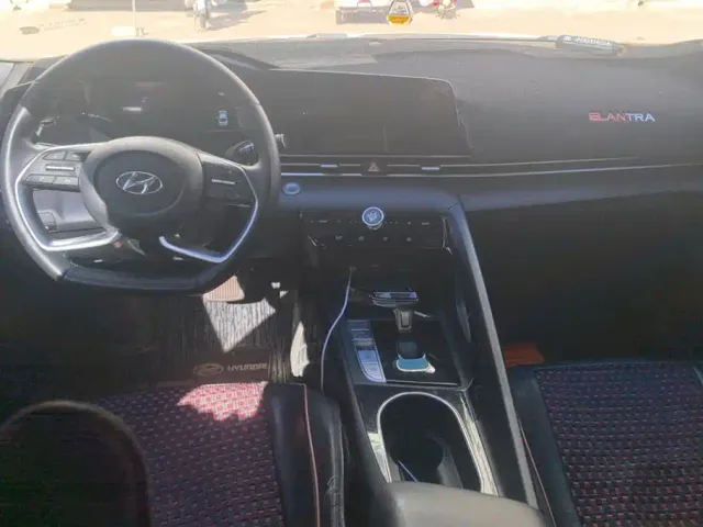 Hyundai Elantra — Фото автомобиля 12