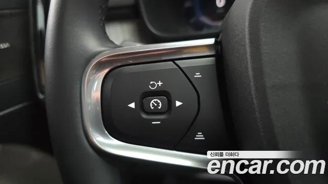 Volvo XC40 — Фото автомобиля 23