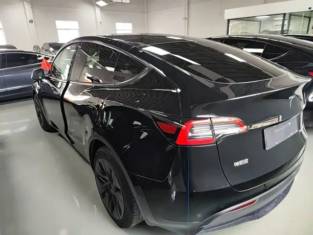 Tesla Model Y — Фото автомобиля 4
